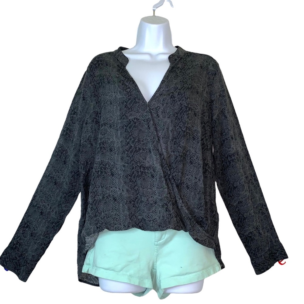 Splendid Blouse Faux Wrap Python Top V-Neck Gray Hi-Lo - Picture 10 of 11